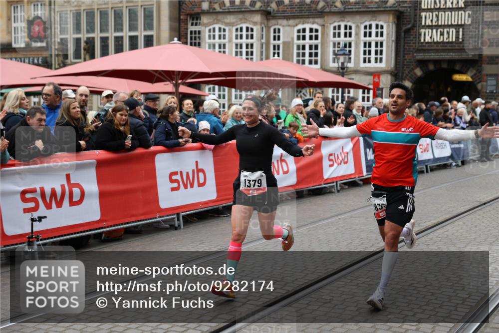 05.10.2025 - 20. swb-Marathon Bremen Yannick Fuchs http://msf.ph/oto/9282174 05.10.2025 12:56:21 Ziel 1379, 1833, 3707 meine-sportfotos.de