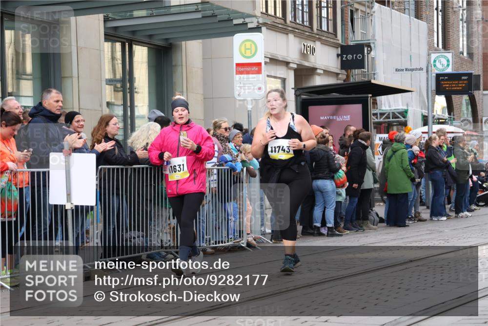 05.10.2025 - 20. swb-Marathon Bremen Strokosch-Dieckow http://msf.ph/oto/9282177 05.10.2025 11:20:50 Ziel 10361, 10362, 10913, 11631, 11743, 10361, 10362, 10913, 11631, 11743 meine-sportfotos.de