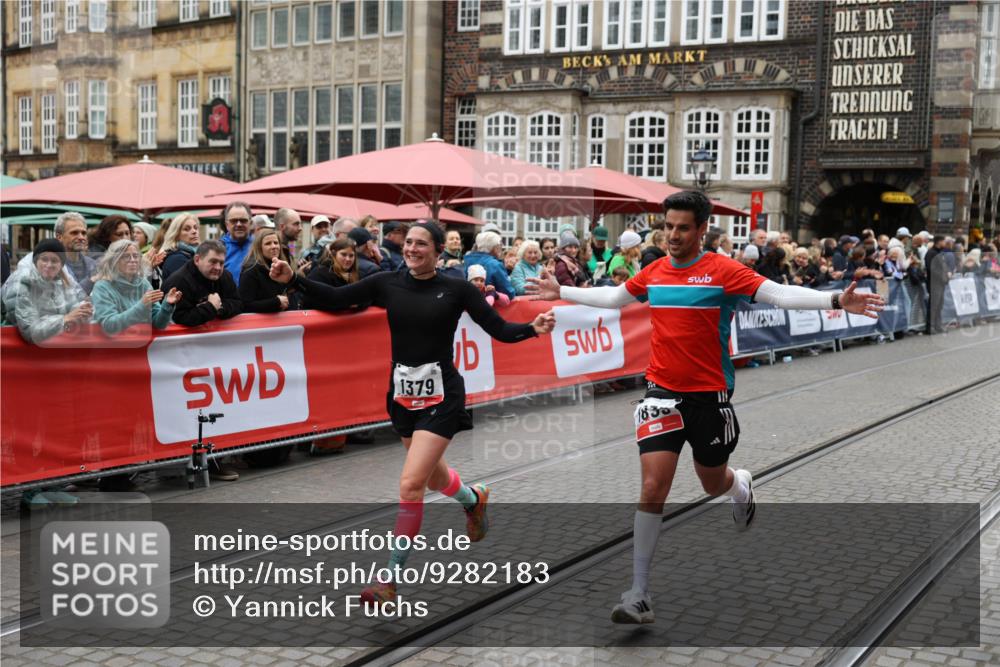 05.10.2025 - 20. swb-Marathon Bremen Yannick Fuchs http://msf.ph/oto/9282183 05.10.2025 12:56:21 Ziel 1379, 1833, 3707 meine-sportfotos.de