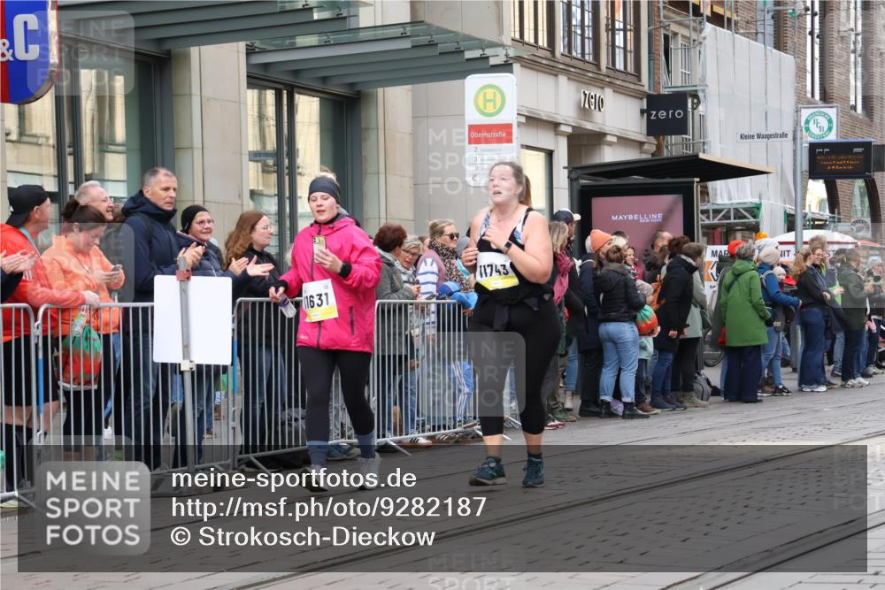05.10.2025 - 20. swb-Marathon Bremen Strokosch-Dieckow http://msf.ph/oto/9282187 05.10.2025 11:20:50 Ziel 10361, 10362, 10913, 11631, 11743, 10361, 10362, 10913, 11631, 11743 meine-sportfotos.de