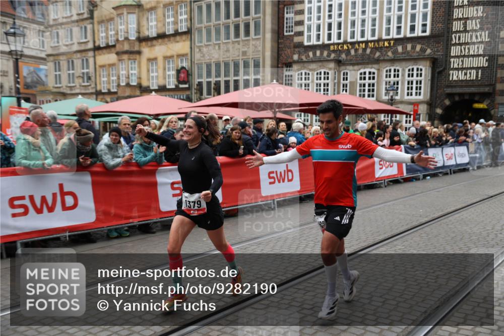 05.10.2025 - 20. swb-Marathon Bremen Yannick Fuchs http://msf.ph/oto/9282190 05.10.2025 12:56:22 Ziel 1379, 1833, 3707 meine-sportfotos.de
