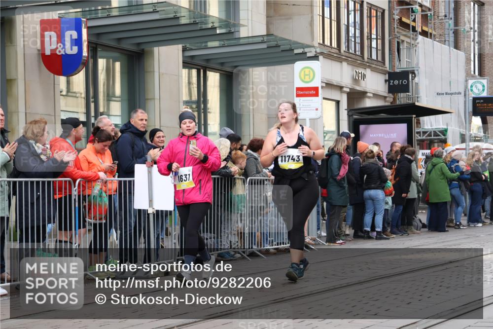 05.10.2025 - 20. swb-Marathon Bremen Strokosch-Dieckow http://msf.ph/oto/9282206 05.10.2025 11:20:51 Ziel 10361, 10362, 10913, 11631, 11743, 10361, 10362, 10913, 11631, 11743 meine-sportfotos.de