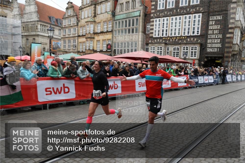 05.10.2025 - 20. swb-Marathon Bremen Yannick Fuchs http://msf.ph/oto/9282208 05.10.2025 12:56:22 Ziel 1379, 1833, 3707 meine-sportfotos.de