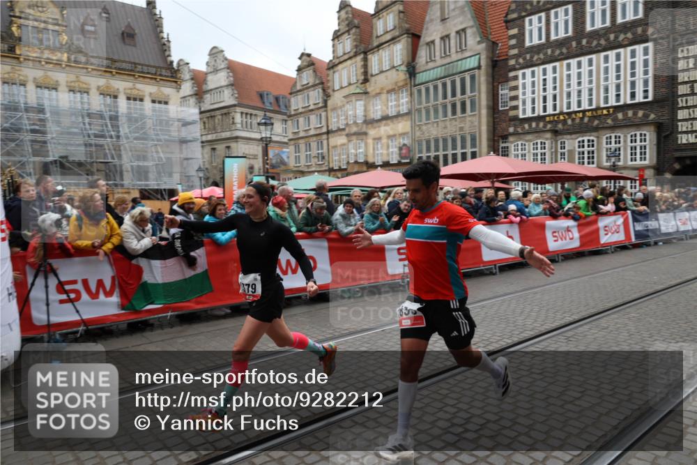 05.10.2025 - 20. swb-Marathon Bremen Yannick Fuchs http://msf.ph/oto/9282212 05.10.2025 12:56:22 Ziel 1379, 1833, 3707 meine-sportfotos.de