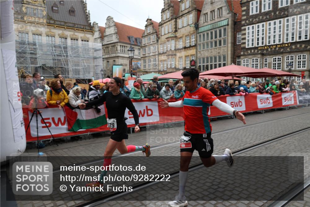 05.10.2025 - 20. swb-Marathon Bremen Yannick Fuchs http://msf.ph/oto/9282222 05.10.2025 12:56:22 Ziel 1379, 1833, 3707 meine-sportfotos.de