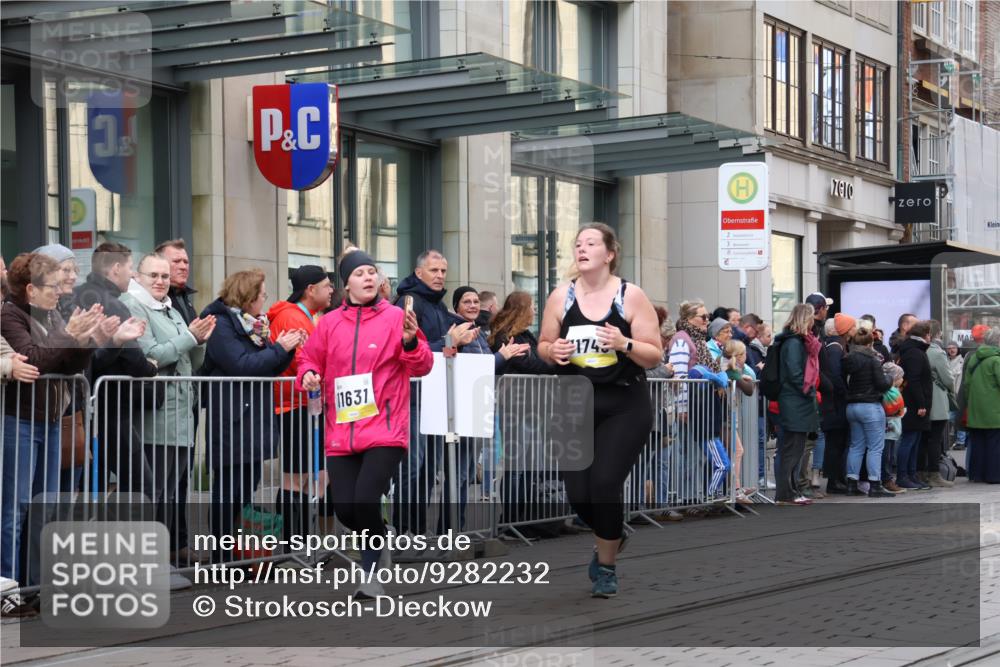 05.10.2025 - 20. swb-Marathon Bremen Strokosch-Dieckow http://msf.ph/oto/9282232 05.10.2025 11:20:52 Ziel 10361, 10362, 10913, 11631, 11743, 10361, 10362, 10913, 11631, 11743 meine-sportfotos.de