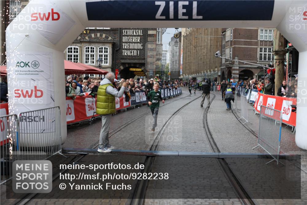 05.10.2025 - 20. swb-Marathon Bremen Yannick Fuchs http://msf.ph/oto/9282238 05.10.2025 15:17:58 Ziel  meine-sportfotos.de