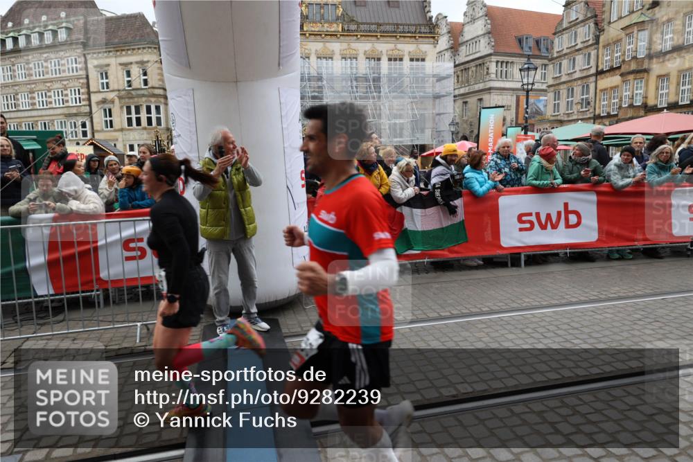 05.10.2025 - 20. swb-Marathon Bremen Yannick Fuchs http://msf.ph/oto/9282239 05.10.2025 12:56:22 Ziel 1379, 1833, 3707 meine-sportfotos.de