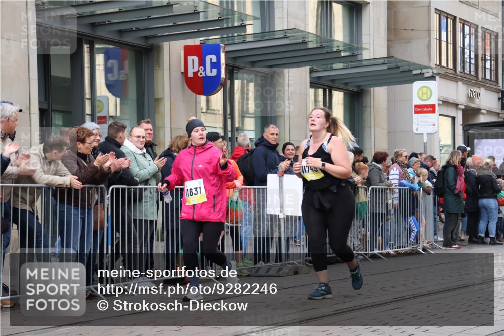 05.10.2025 - 20. swb-Marathon Bremen Strokosch-Dieckow http://msf.ph/oto/9282246 05.10.2025 11:20:52 Ziel 10361, 10362, 10913, 11631, 11743, 10361, 10362, 10913, 11631, 11743 meine-sportfotos.de