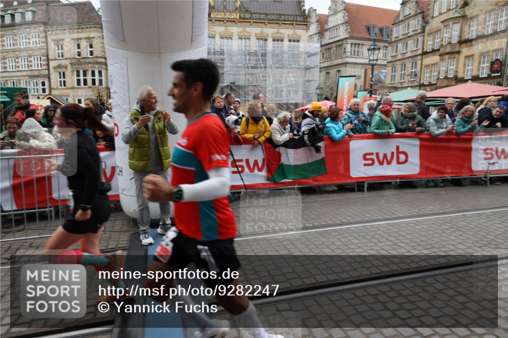 05.10.2025 - 20. swb-Marathon Bremen Yannick Fuchs http://msf.ph/oto/9282247 05.10.2025 12:56:23 Ziel 1379, 1833, 3707 meine-sportfotos.de