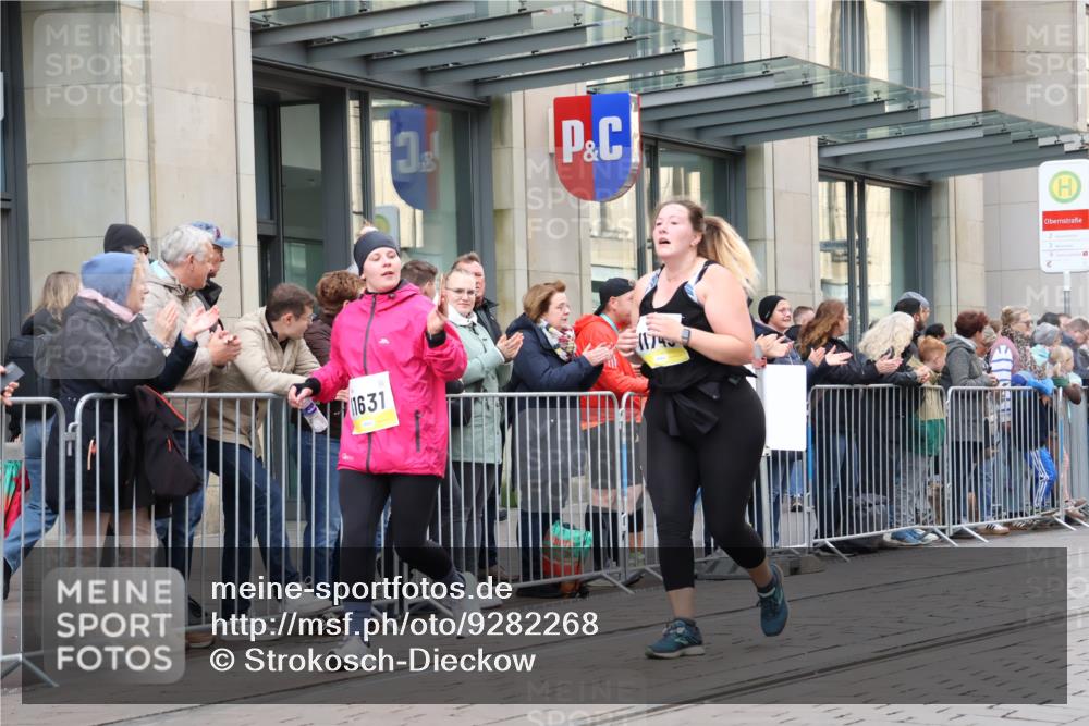 05.10.2025 - 20. swb-Marathon Bremen Strokosch-Dieckow http://msf.ph/oto/9282268 05.10.2025 11:20:53 Ziel 10361, 10362, 11631, 11743, 10361, 10362, 11631, 11743 meine-sportfotos.de