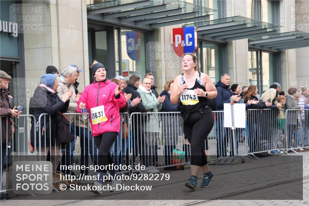 05.10.2025 - 20. swb-Marathon Bremen Strokosch-Dieckow http://msf.ph/oto/9282279 05.10.2025 11:20:53 Ziel 10361, 10362, 11631, 11743, 10361, 10362, 11631, 11743 meine-sportfotos.de