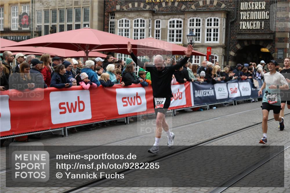 05.10.2025 - 20. swb-Marathon Bremen Yannick Fuchs http://msf.ph/oto/9282285 05.10.2025 12:57:51 Ziel 1088, 2168, 2909, 4635 meine-sportfotos.de