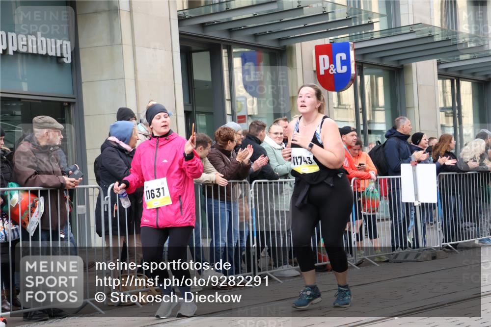 05.10.2025 - 20. swb-Marathon Bremen Strokosch-Dieckow http://msf.ph/oto/9282291 05.10.2025 11:20:53 Ziel 10361, 10362, 11631, 11743, 10361, 10362, 11631, 11743 meine-sportfotos.de