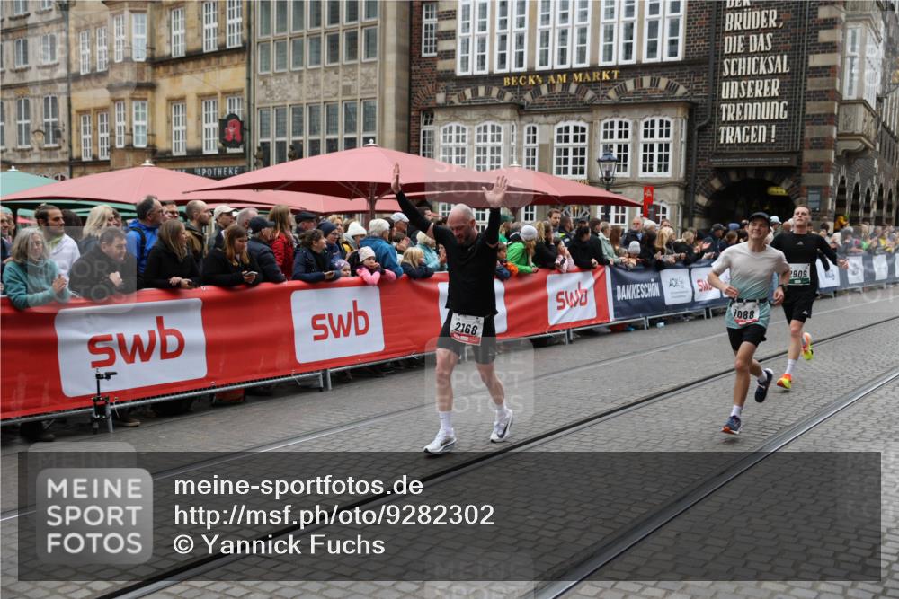 05.10.2025 - 20. swb-Marathon Bremen Yannick Fuchs http://msf.ph/oto/9282302 05.10.2025 12:57:51 Ziel 1088, 2168, 2909, 4635 meine-sportfotos.de