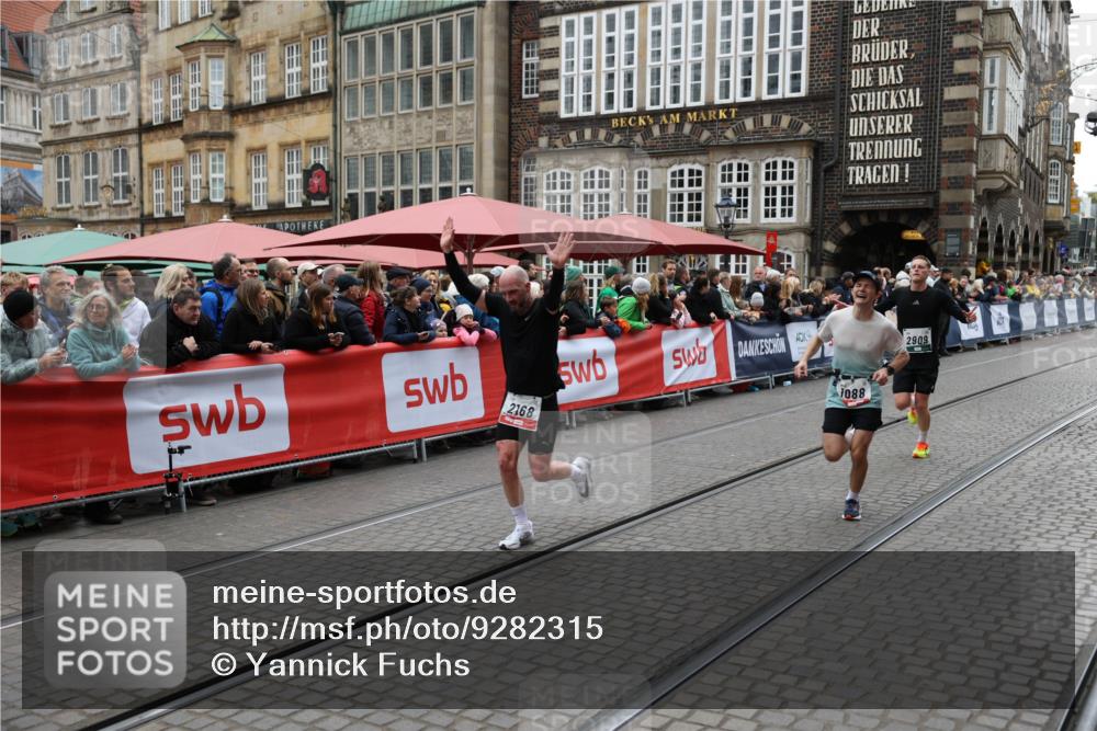 05.10.2025 - 20. swb-Marathon Bremen Yannick Fuchs http://msf.ph/oto/9282315 05.10.2025 12:57:51 Ziel 1088, 2168, 2909, 4635 meine-sportfotos.de
