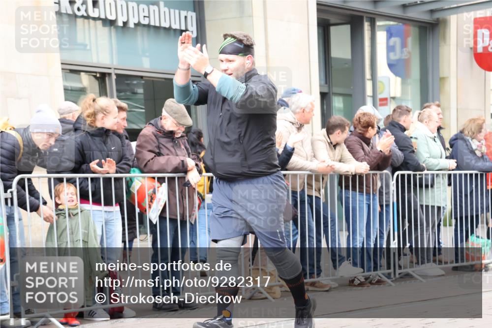 05.10.2025 - 20. swb-Marathon Bremen Strokosch-Dieckow http://msf.ph/oto/9282317 05.10.2025 11:21:05 Ziel 10072, 11631, 11743, 10072, 11631, 11743 meine-sportfotos.de