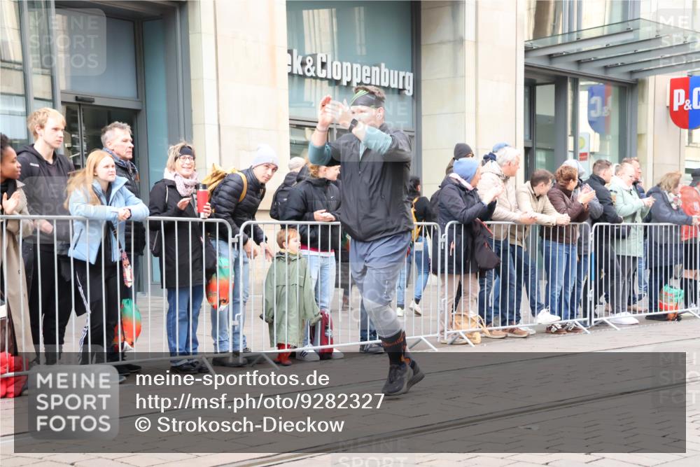 05.10.2025 - 20. swb-Marathon Bremen Strokosch-Dieckow http://msf.ph/oto/9282327 05.10.2025 11:21:05 Ziel 10072, 11631, 11743, 10072, 11631, 11743 meine-sportfotos.de