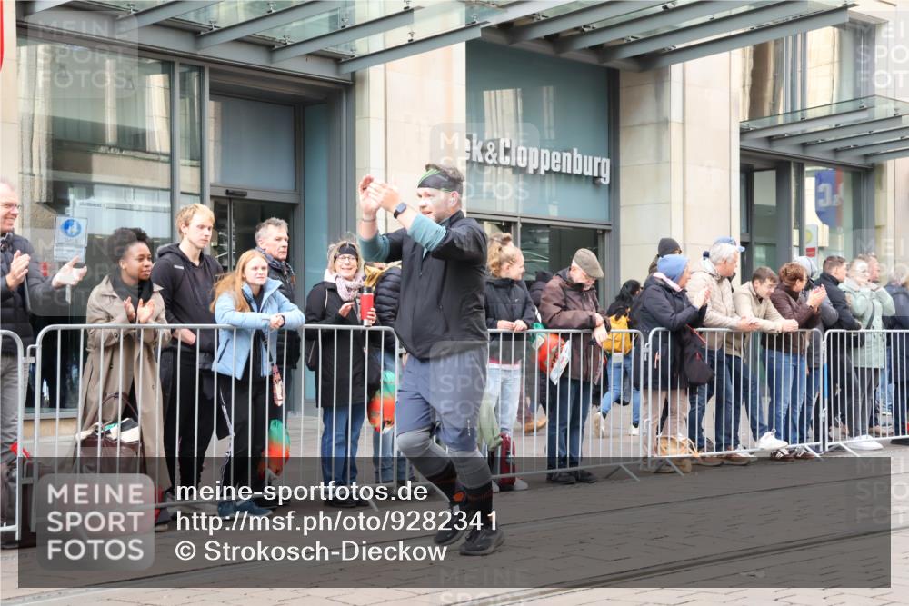 05.10.2025 - 20. swb-Marathon Bremen Strokosch-Dieckow http://msf.ph/oto/9282341 05.10.2025 11:21:05 Ziel 10072, 11631, 11743, 10072, 11631, 11743 meine-sportfotos.de