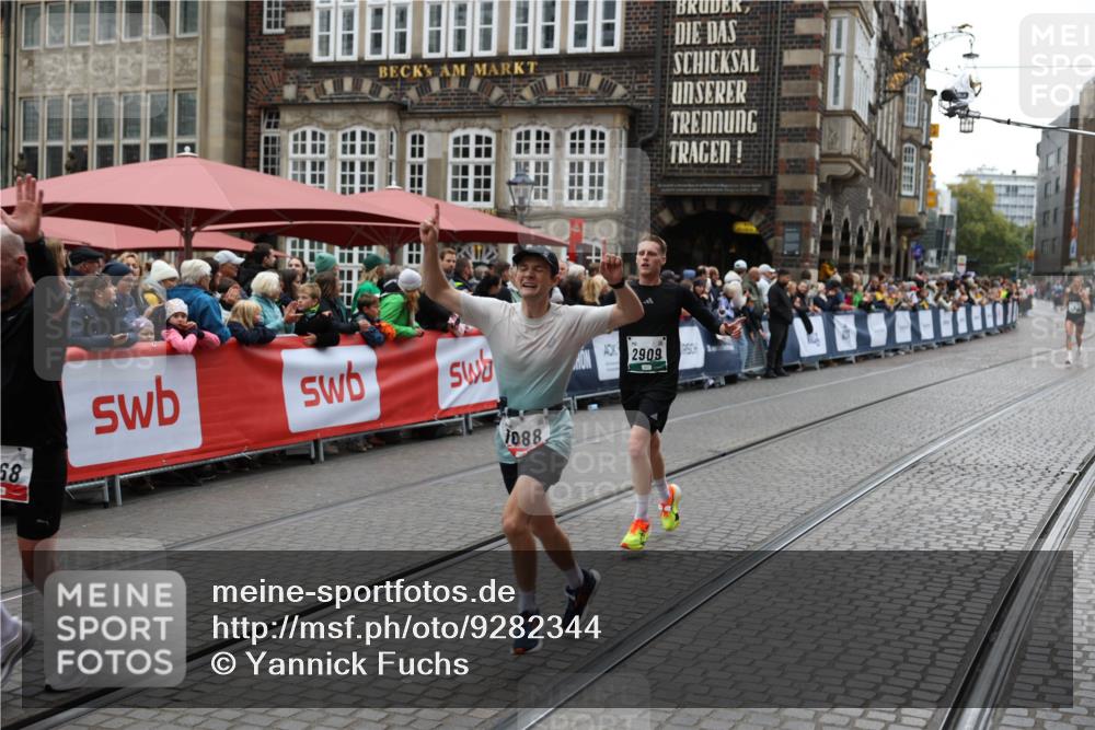 05.10.2025 - 20. swb-Marathon Bremen Yannick Fuchs http://msf.ph/oto/9282344 05.10.2025 12:57:52 Ziel 1088, 2168, 2909, 4635 meine-sportfotos.de
