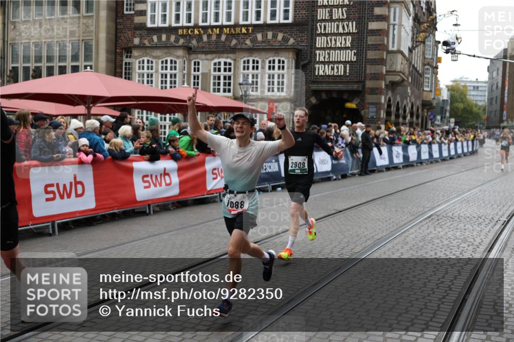 05.10.2025 - 20. swb-Marathon Bremen Yannick Fuchs http://msf.ph/oto/9282350 05.10.2025 12:57:52 Ziel 1088, 2168, 2909, 4635 meine-sportfotos.de