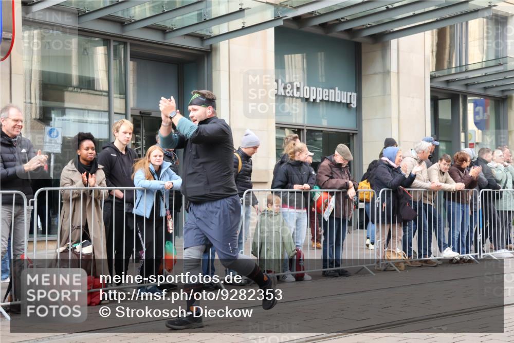 05.10.2025 - 20. swb-Marathon Bremen Strokosch-Dieckow http://msf.ph/oto/9282353 05.10.2025 11:21:05 Ziel 10072, 11631, 11743, 10072, 11631, 11743 meine-sportfotos.de