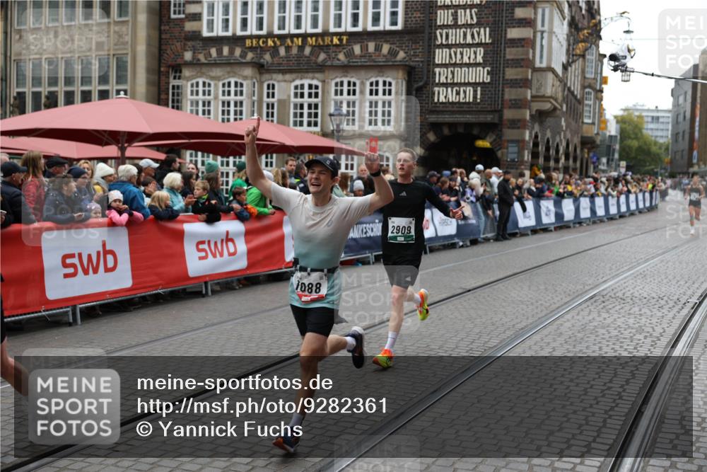 05.10.2025 - 20. swb-Marathon Bremen Yannick Fuchs http://msf.ph/oto/9282361 05.10.2025 12:57:52 Ziel 1088, 2168, 2909, 4635 meine-sportfotos.de