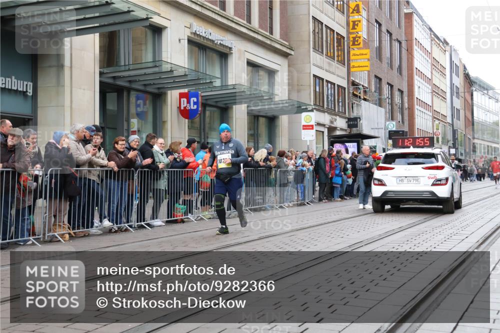 05.10.2025 - 20. swb-Marathon Bremen Strokosch-Dieckow http://msf.ph/oto/9282366 05.10.2025 11:21:54 Ziel 10700, 10700 meine-sportfotos.de
