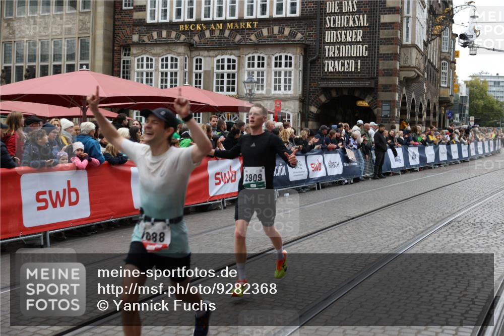 05.10.2025 - 20. swb-Marathon Bremen Yannick Fuchs http://msf.ph/oto/9282368 05.10.2025 12:57:52 Ziel 1088, 2168, 2909, 4635 meine-sportfotos.de