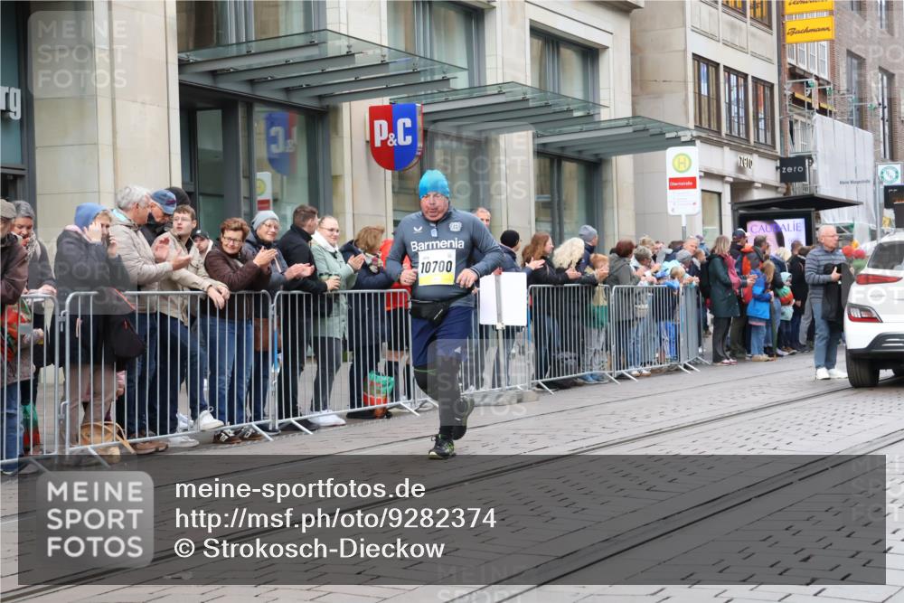 05.10.2025 - 20. swb-Marathon Bremen Strokosch-Dieckow http://msf.ph/oto/9282374 05.10.2025 11:21:54 Ziel 10700, 10700 meine-sportfotos.de