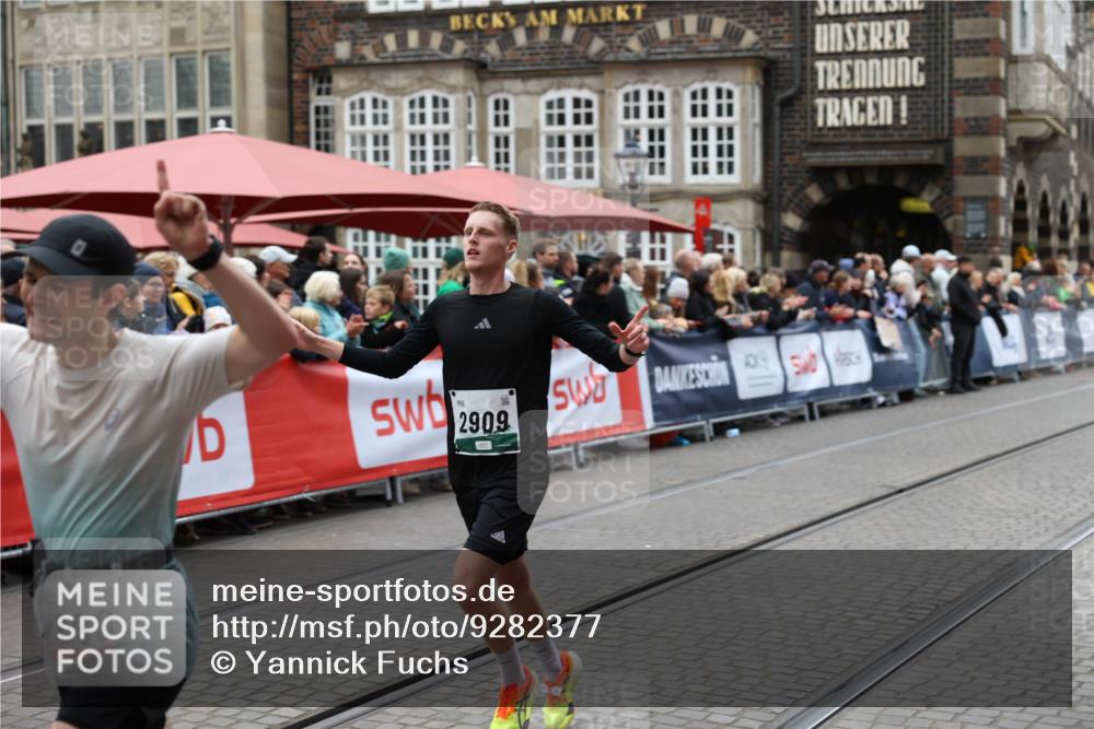 05.10.2025 - 20. swb-Marathon Bremen Yannick Fuchs http://msf.ph/oto/9282377 05.10.2025 12:57:52 Ziel 1088, 2168, 2909, 4635 meine-sportfotos.de