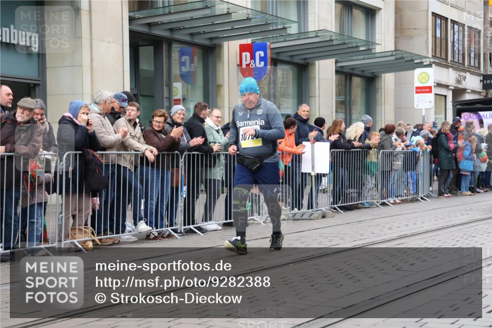 05.10.2025 - 20. swb-Marathon Bremen Strokosch-Dieckow http://msf.ph/oto/9282388 05.10.2025 11:21:55 Ziel 10700, 10700 meine-sportfotos.de