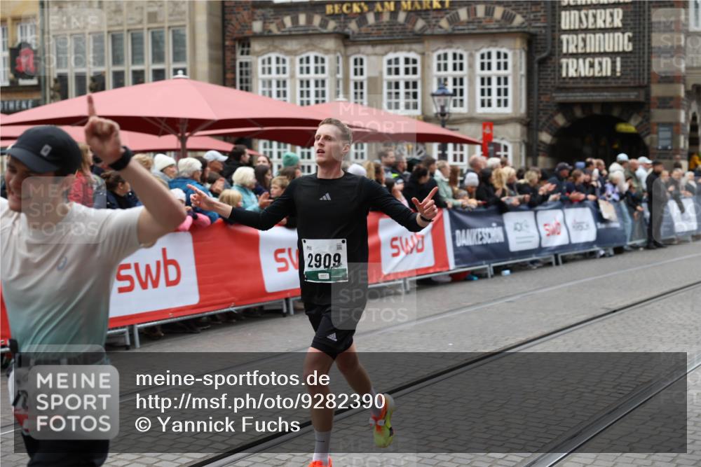 05.10.2025 - 20. swb-Marathon Bremen Yannick Fuchs http://msf.ph/oto/9282390 05.10.2025 12:57:53 Ziel 1088, 2168, 2909, 4635 meine-sportfotos.de