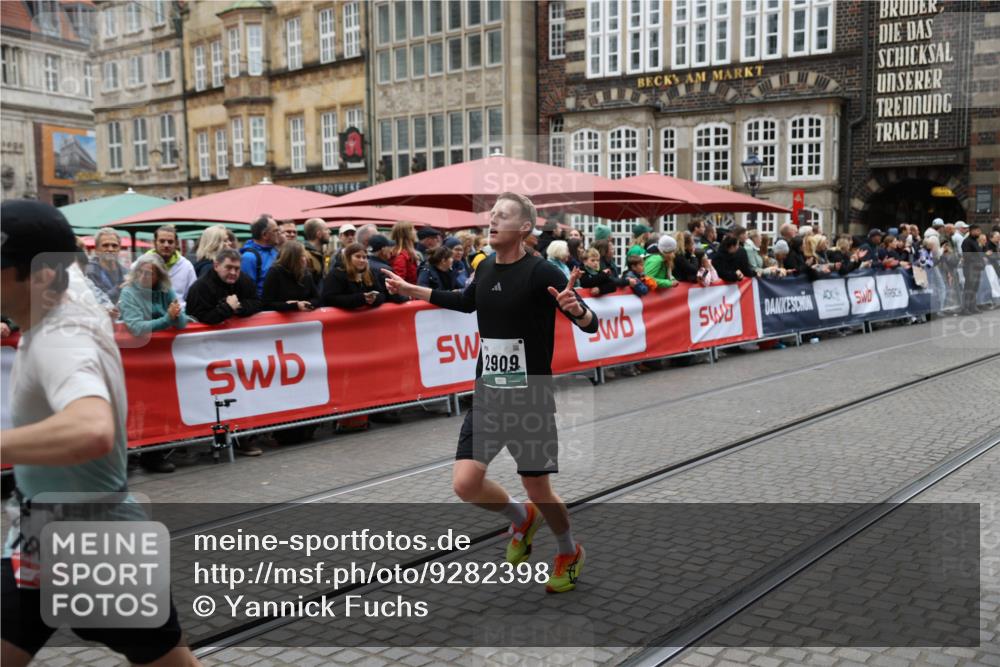 05.10.2025 - 20. swb-Marathon Bremen Yannick Fuchs http://msf.ph/oto/9282398 05.10.2025 12:57:53 Ziel 1088, 2168, 2909, 4635 meine-sportfotos.de