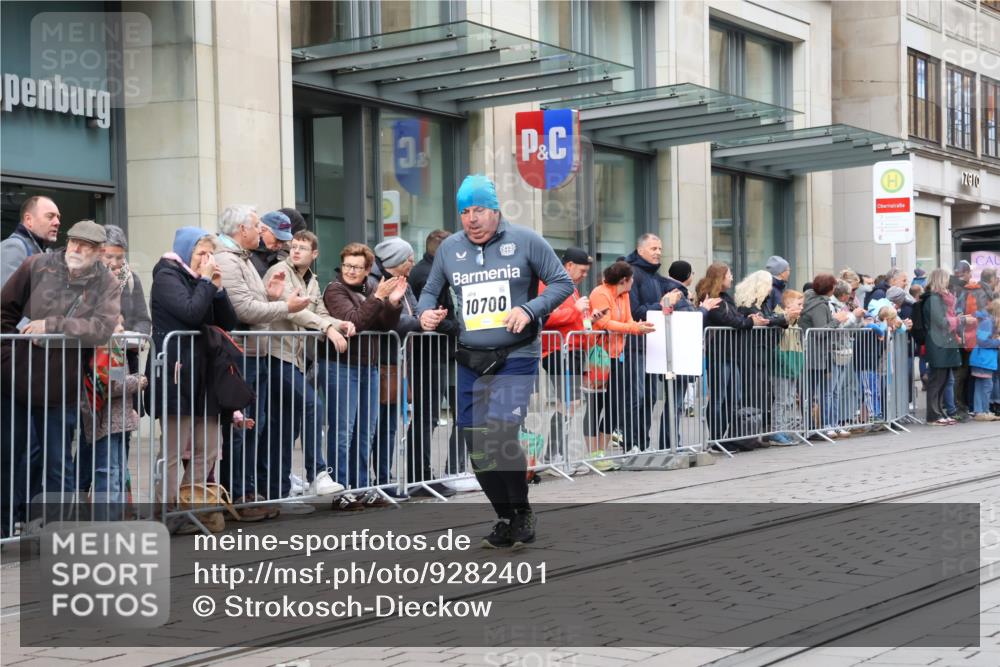 05.10.2025 - 20. swb-Marathon Bremen Strokosch-Dieckow http://msf.ph/oto/9282401 05.10.2025 11:21:55 Ziel 10700, 10700 meine-sportfotos.de