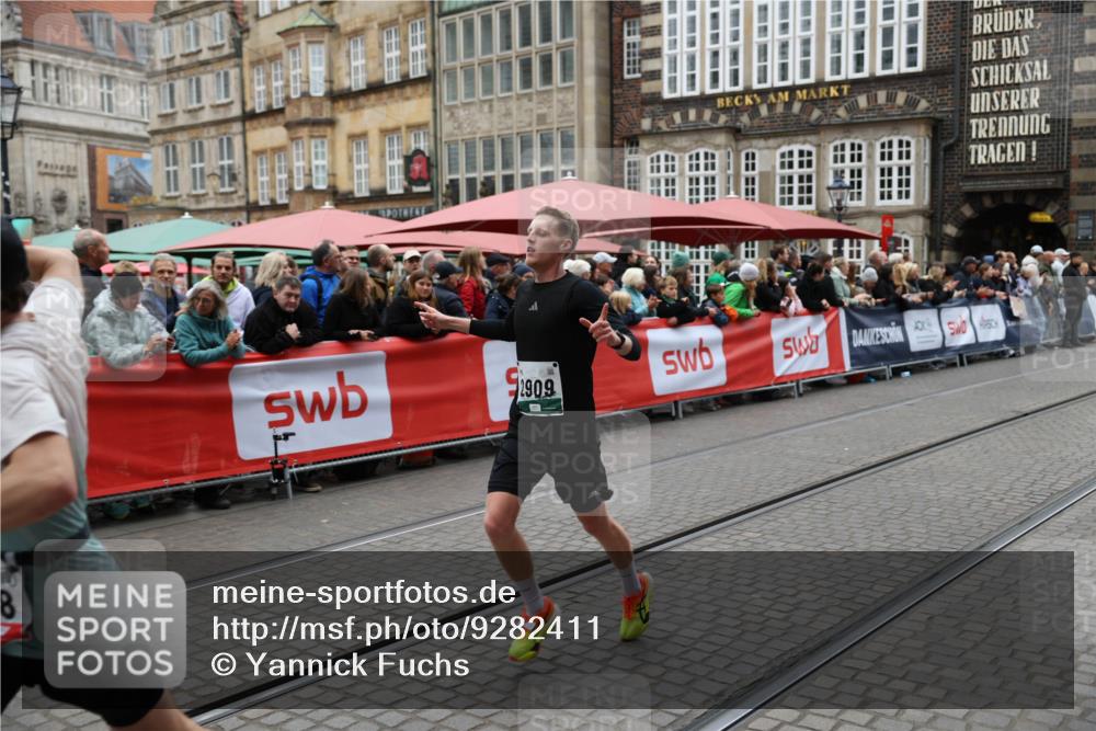 05.10.2025 - 20. swb-Marathon Bremen Yannick Fuchs http://msf.ph/oto/9282411 05.10.2025 12:57:53 Ziel 1088, 2168, 2909, 4635 meine-sportfotos.de