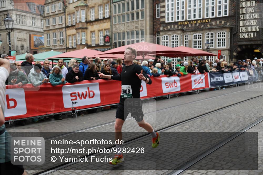 05.10.2025 - 20. swb-Marathon Bremen Yannick Fuchs http://msf.ph/oto/9282426 05.10.2025 12:57:53 Ziel 1088, 2168, 2909, 4635 meine-sportfotos.de
