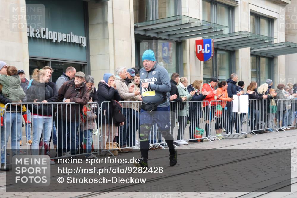 05.10.2025 - 20. swb-Marathon Bremen Strokosch-Dieckow http://msf.ph/oto/9282428 05.10.2025 11:21:55 Ziel 10700, 10700 meine-sportfotos.de
