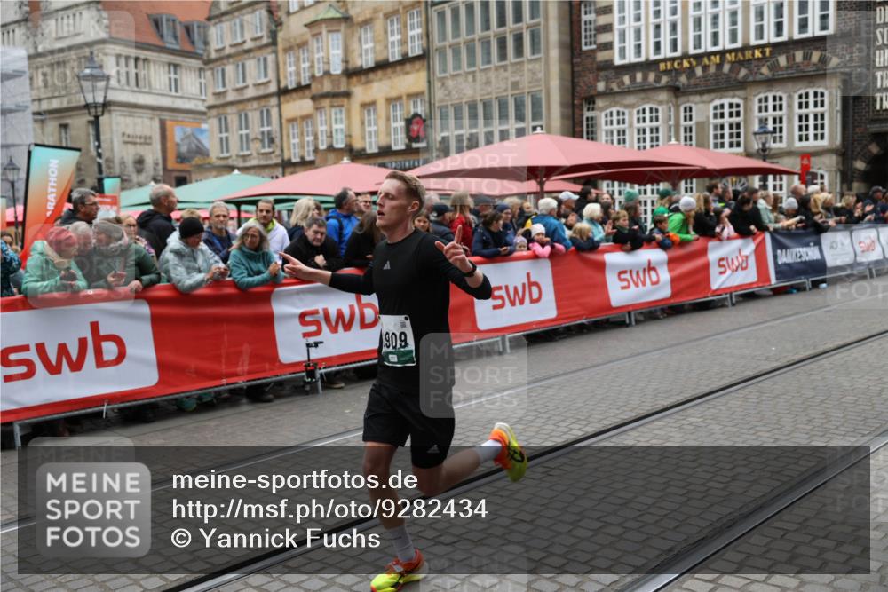 05.10.2025 - 20. swb-Marathon Bremen Yannick Fuchs http://msf.ph/oto/9282434 05.10.2025 12:57:53 Ziel 1088, 2168, 2909, 4635 meine-sportfotos.de