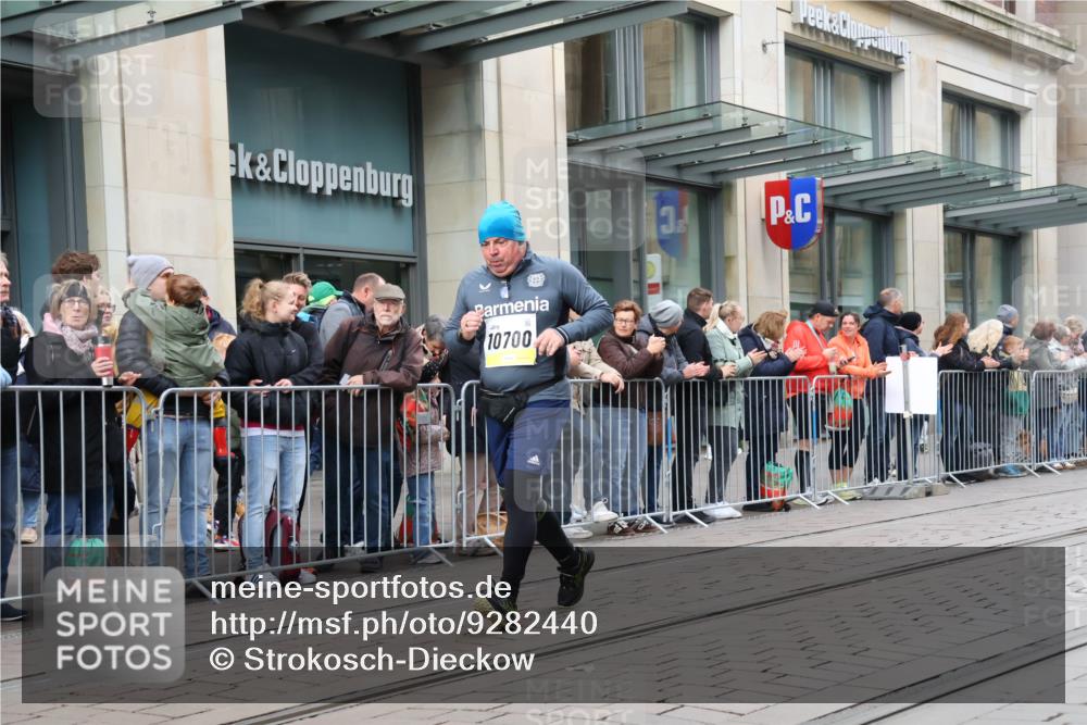 05.10.2025 - 20. swb-Marathon Bremen Strokosch-Dieckow http://msf.ph/oto/9282440 05.10.2025 11:21:56 Ziel 9513, 10700, 9513, 10700 meine-sportfotos.de