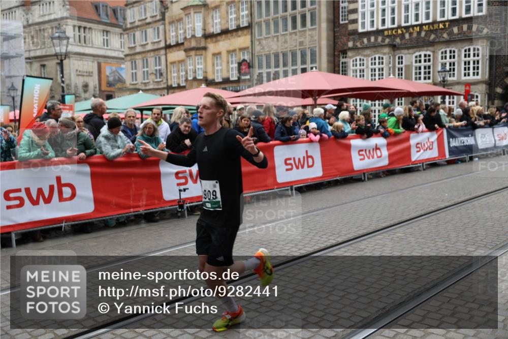 05.10.2025 - 20. swb-Marathon Bremen Yannick Fuchs http://msf.ph/oto/9282441 05.10.2025 12:57:53 Ziel 1088, 2168, 2909, 4635 meine-sportfotos.de