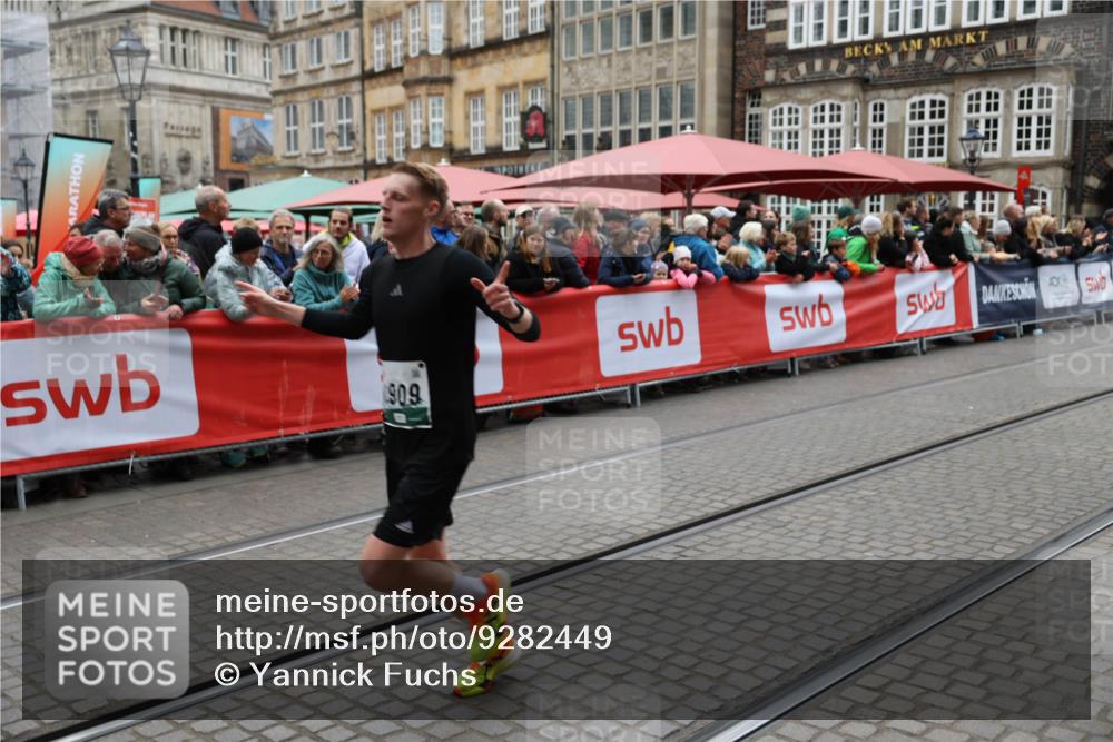 05.10.2025 - 20. swb-Marathon Bremen Yannick Fuchs http://msf.ph/oto/9282449 05.10.2025 12:57:53 Ziel 1088, 2168, 2909, 4635 meine-sportfotos.de