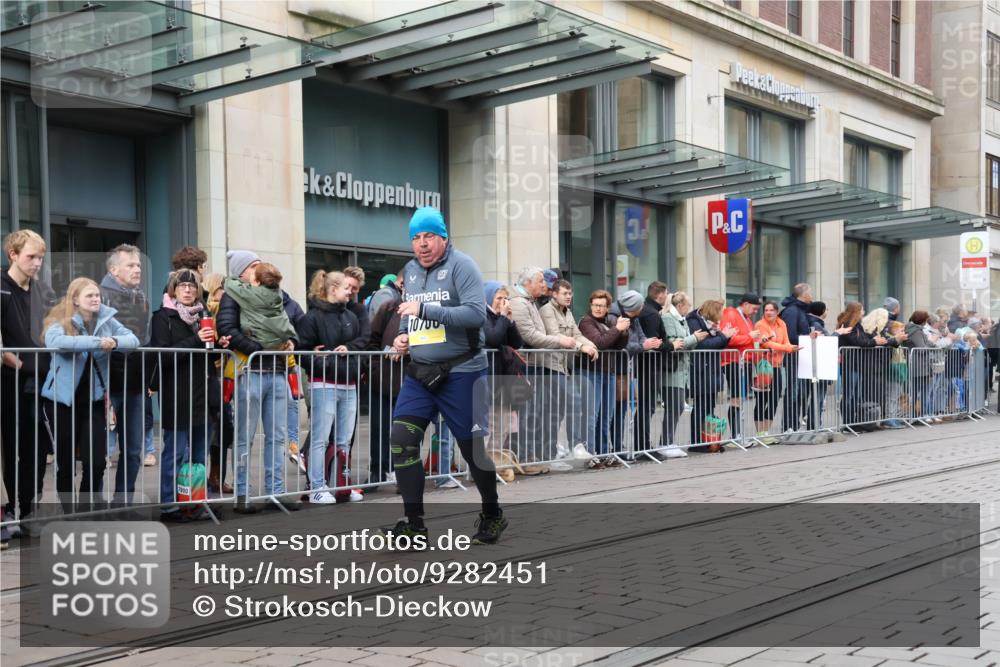 05.10.2025 - 20. swb-Marathon Bremen Strokosch-Dieckow http://msf.ph/oto/9282451 05.10.2025 11:21:56 Ziel 9513, 10700, 9513, 10700 meine-sportfotos.de