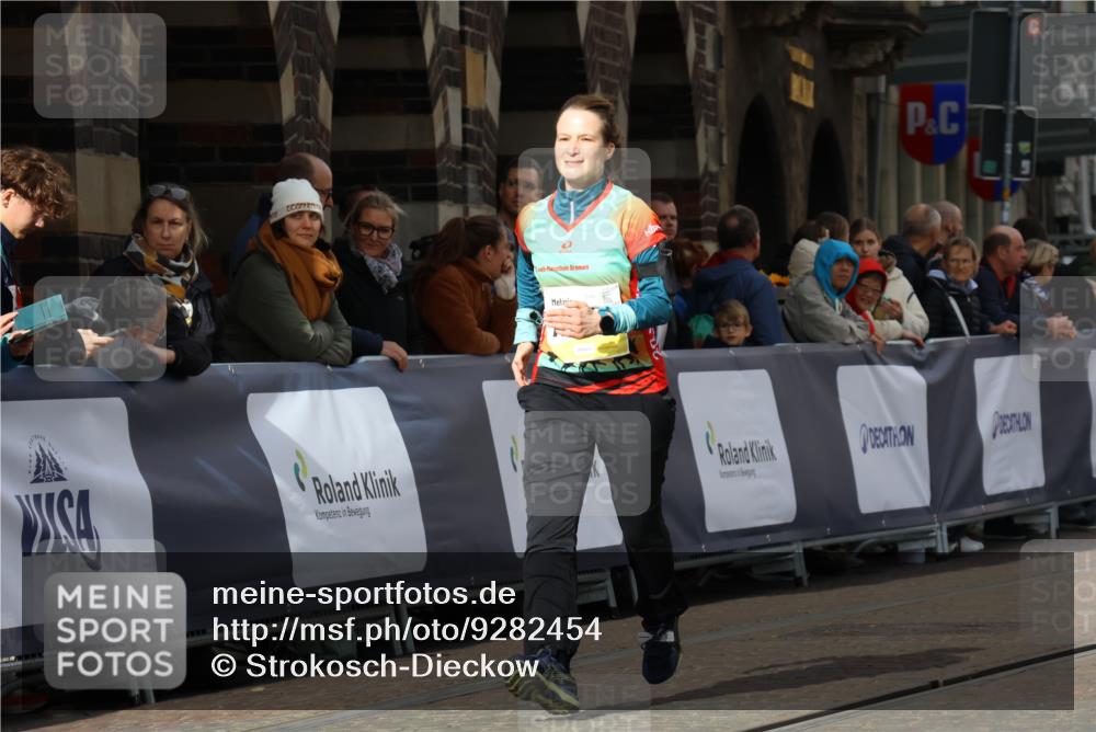 05.10.2025 - 20. swb-Marathon Bremen Strokosch-Dieckow http://msf.ph/oto/9282454 05.10.2025 11:15:40 Ziel 9567, 11440 meine-sportfotos.de
