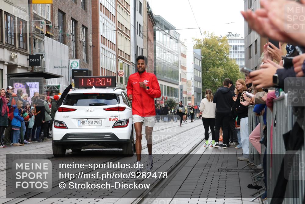 05.10.2025 - 20. swb-Marathon Bremen Strokosch-Dieckow http://msf.ph/oto/9282478 05.10.2025 11:22:04 Ziel 9513, 10035, 10700, 9513, 10035, 10700 meine-sportfotos.de