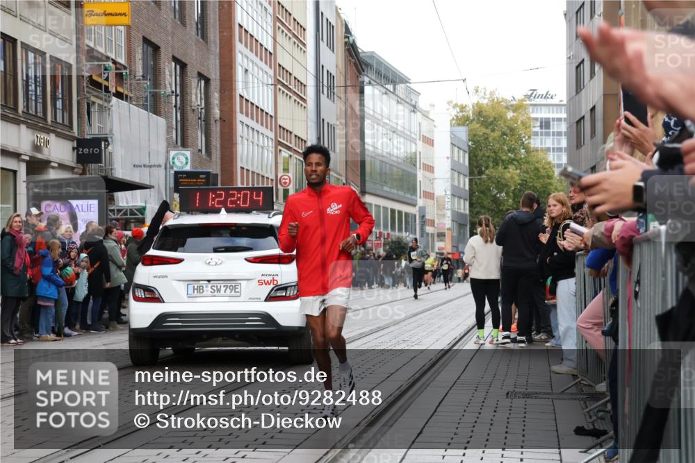 05.10.2025 - 20. swb-Marathon Bremen Strokosch-Dieckow http://msf.ph/oto/9282488 05.10.2025 11:22:04 Ziel 9513, 10035, 10700, 9513, 10035, 10700 meine-sportfotos.de