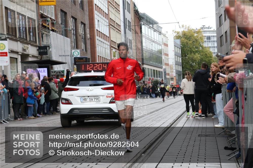 05.10.2025 - 20. swb-Marathon Bremen Strokosch-Dieckow http://msf.ph/oto/9282504 05.10.2025 11:22:04 Ziel 9513, 10035, 10700, 9513, 10035, 10700 meine-sportfotos.de