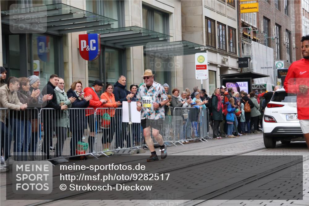 05.10.2025 - 20. swb-Marathon Bremen Strokosch-Dieckow http://msf.ph/oto/9282517 05.10.2025 11:22:05 Ziel 9513, 10035, 10700, 9513, 10035, 10700 meine-sportfotos.de