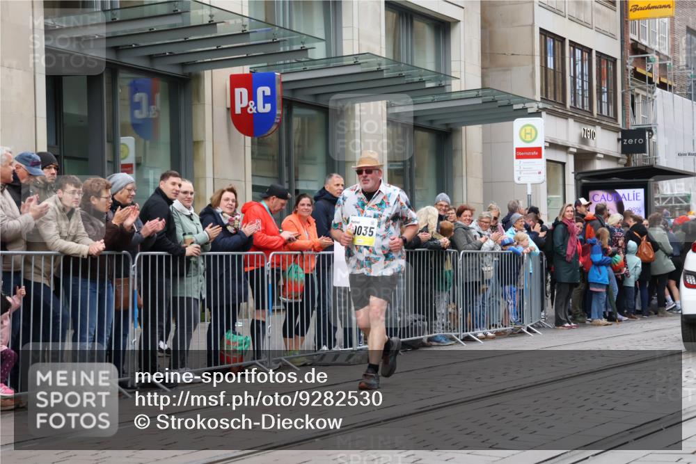 05.10.2025 - 20. swb-Marathon Bremen Strokosch-Dieckow http://msf.ph/oto/9282530 05.10.2025 11:22:05 Ziel 9513, 10035, 10700, 9513, 10035, 10700 meine-sportfotos.de