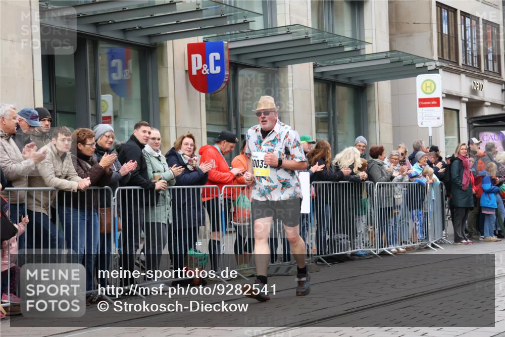 05.10.2025 - 20. swb-Marathon Bremen Strokosch-Dieckow http://msf.ph/oto/9282541 05.10.2025 11:22:05 Ziel 9513, 10035, 10700, 9513, 10035, 10700 meine-sportfotos.de